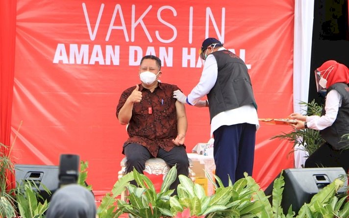 Vaksinasi di Surabaya Dimulai, Forpimda Beri Contoh Vaksin Aman dan Halal