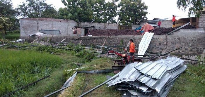 Puting Beliung Sapu Desa Banjarejo, Atap Rumah dan Pabrik Kulit Warga Rusak Parah