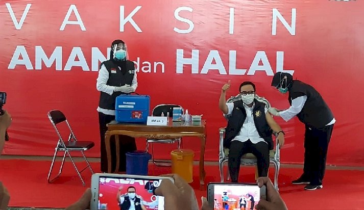 Bupati Badrrut Orang Pertama Divaksin Covid-19 di Pamekasan