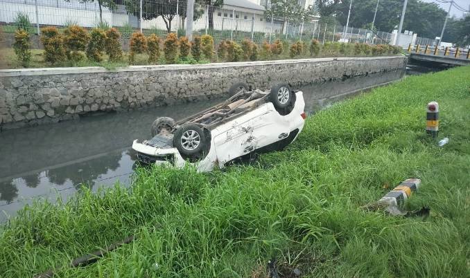 Diduga Sopir Mengantuk,  Avanza Terjebur Sungai