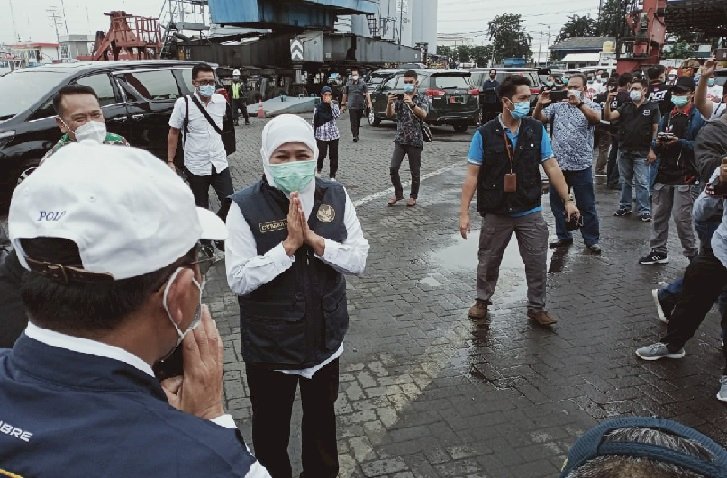 Negatif Covid-19, Gubernur Khofifah Langsung Lepas Bantuan ke Kalimantan Selatan