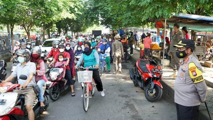 Forkopimda Sidoarjo Bubarkan PKL Taman Pinang dan Gading Fajar