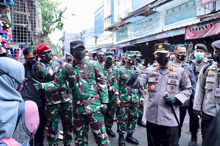 Cegah Penyebaran Covid-19, Forkopimda Jatim Bagi-bagi Masker