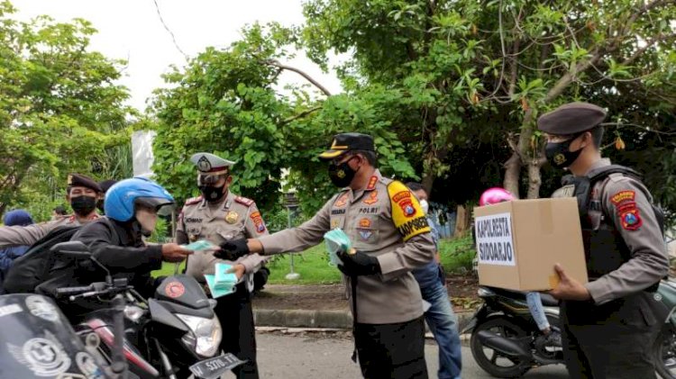 Polisi Sidoarjo dan Mojokerto Gelar Edukasi dan Bagi Masker