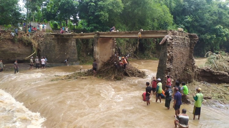 Diterjang Banjir Bandang, Jembatan di Bareng Terputus