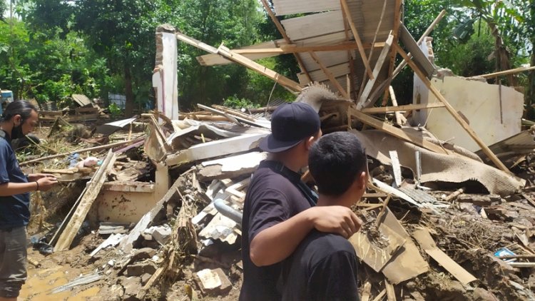 Rumah Pasangan Kakek Nenek Ini Roboh Diterjang Banjir Bandang