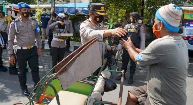 Polresta Mojokerto Edukasi Prokes dan Bagi Masker