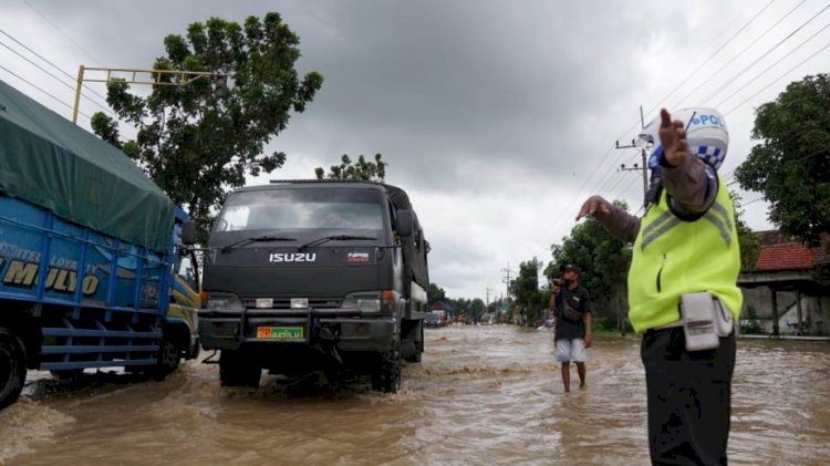 Tanggul Jebol, Jalan Nasional Surabaya-Madiun Kebanjiran