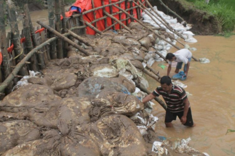 Tanggul Jebol Terjang Perkampungan