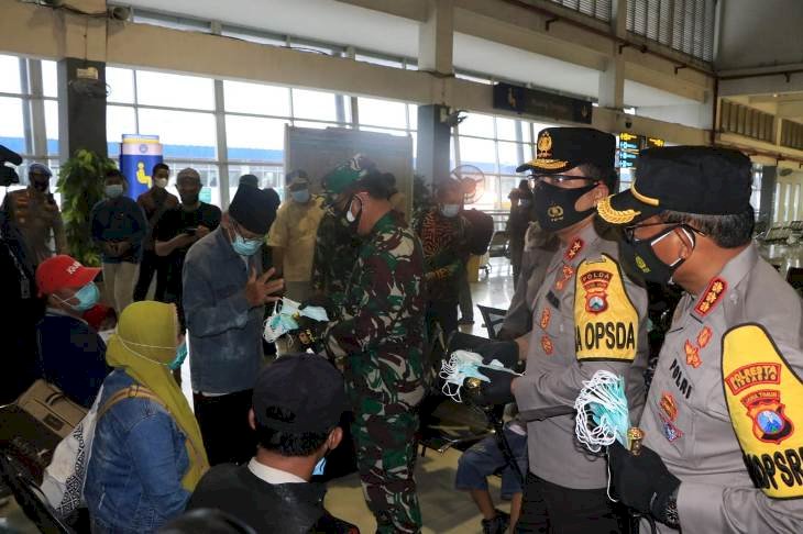 Tiga Jenderal Bagi Masker di Terminal Bungurasih