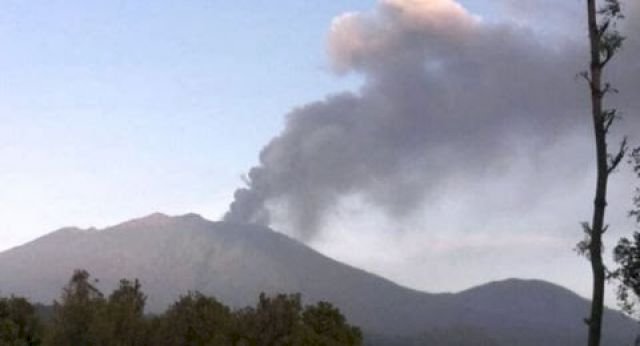 Sebaran Abu Vulkanik Gunung Raung, Mulai Dirasakan Warga