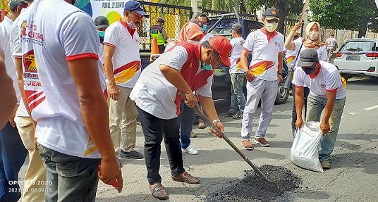 DPC Gerinda Berinisiatif Tutup Sejumlah Kubangan Jalan