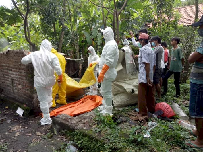 Djayus Tewas Membusuk di Pekarangan Rumah