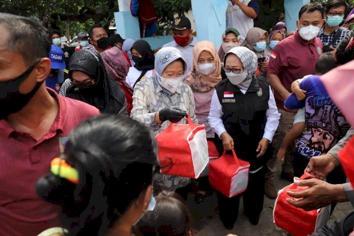 Kunjungi Korban Banjir di Jombang, Risma Berikan Bantuan