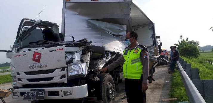 Truk Boks Vs Truk Tronton di Tol Jombang