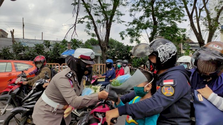 Polwan Bagi Bucket Masker di Waru