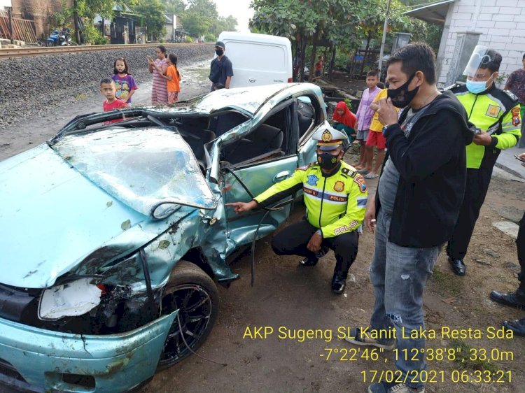 Sedan Tertabrak KA, Sopir dan Penumpang Selamat