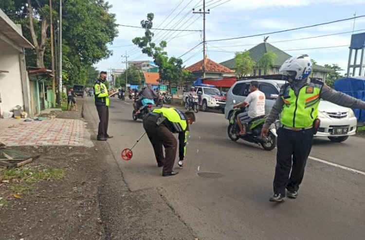 Roda Dua Vs Roda Tiga, Satu Tewas di Krian