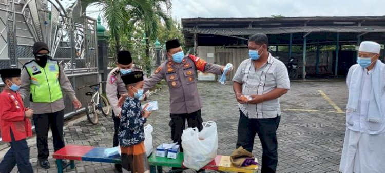 Pembagian Masker Jadi Edukasi Warga