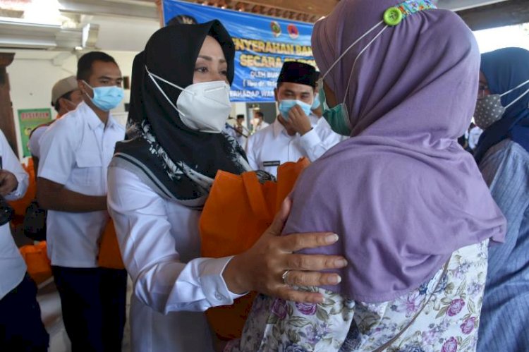 Bupati Ikfina Serahkan Bantuan Logistik Banjir Tempuran