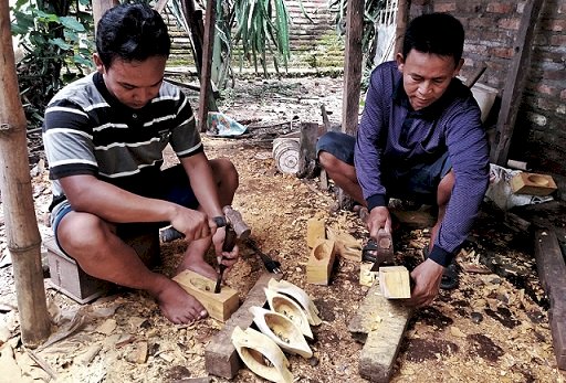 Banyuwangi Punya Perajin Kalung Sapi “Klotok”