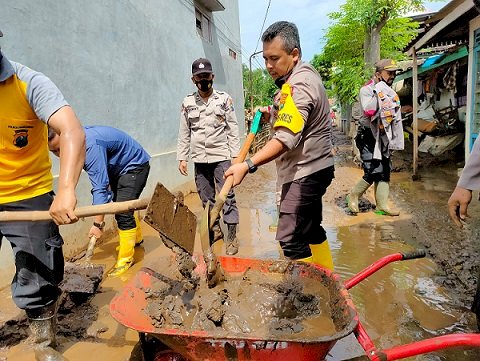 Kapolres Probolinggo Pimpin Pembersihan Lumpur Banjir Dringu