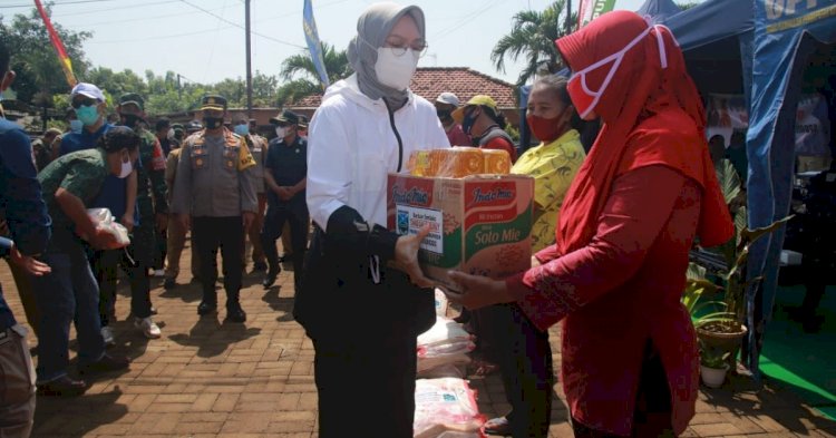 Bupati Tantri Berikan Bantuan Pada Warga Banjir Bandang