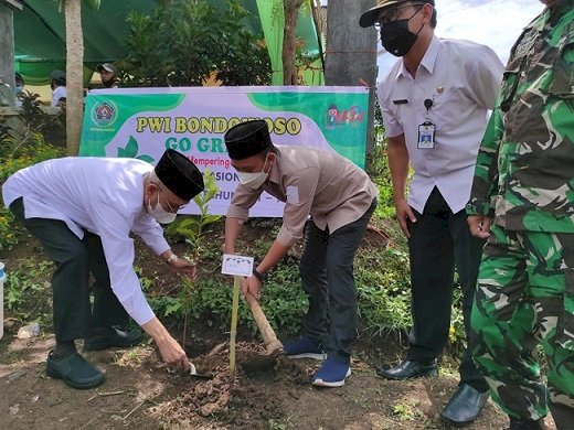 Bupati dan Ketua PWI Tanam 1000 Pohon dalam Peringatan HPN dan HUT PWI 75