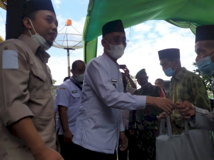 Peduli Kaum Du’afa, PWI dan Bupati Bondowoso Bagikan Paket Sembako