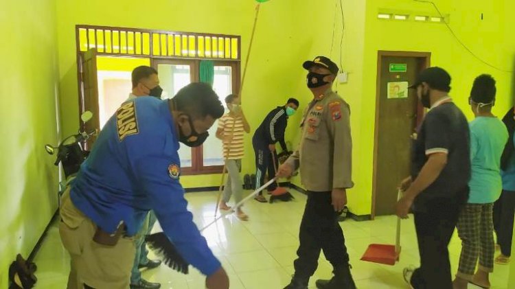 Polres Jombang Bersih-Bersih Asrama Mahasiswa Papua