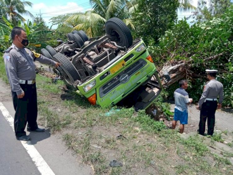 Tanah Ambles, Truk Tronton Terguling