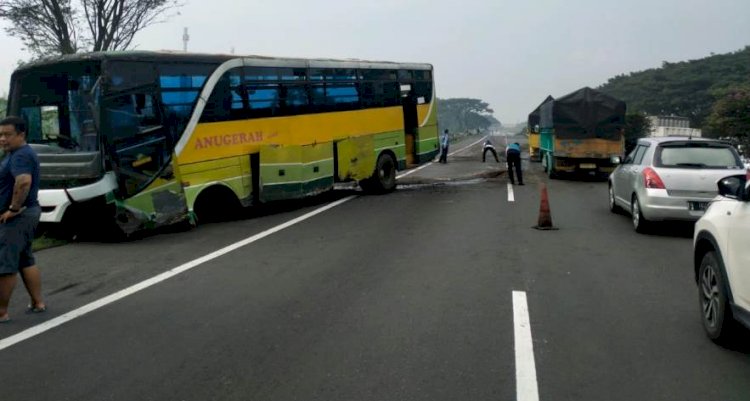 Ban Meletus, Bus Anugerah Celaka di Tol Sidoarjo