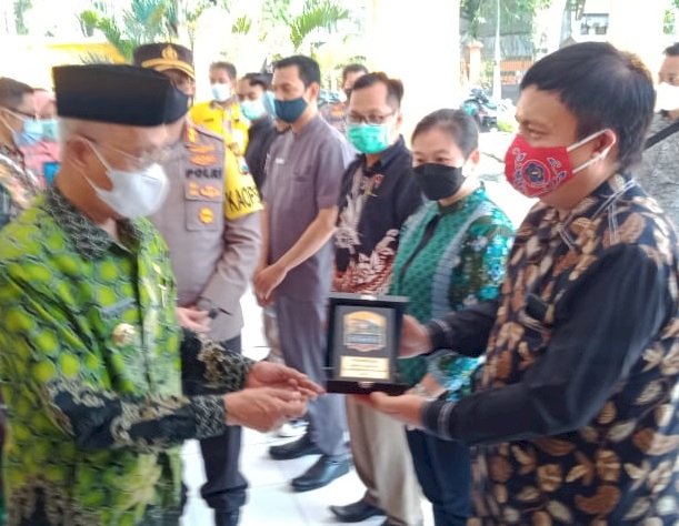 Terapkan Prokes, Bupati Salwa Beri Penghargaan Hotel dan Restoran