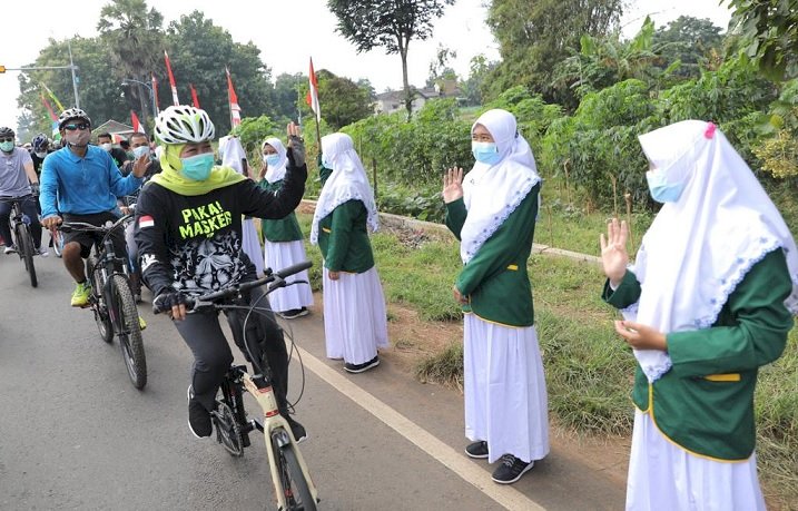 Gowes di Tuban, Gubernur  Khofifah Terus Kampanyekan Pakai Masekr