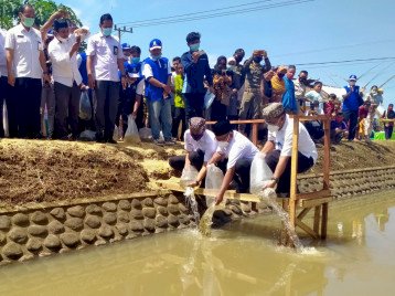 Wabup Sugirah Tebar Ikan di Macanputih