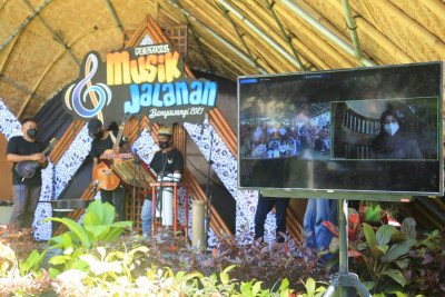 Grup Musik Jalanan Hibur Warga Banyuwangi