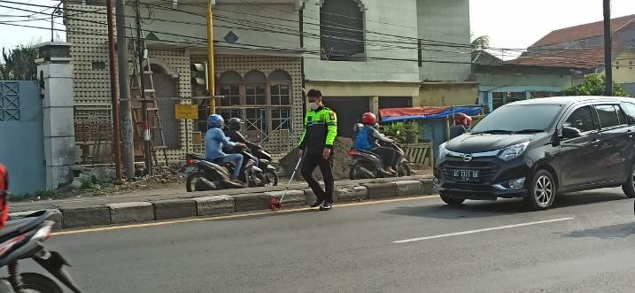 Nenek Tewas Ditabrak Truk di Jalan Raya GIlang