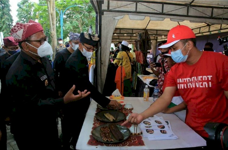 Nikmatnya Pepesan Sidat di Oling River Food Festival