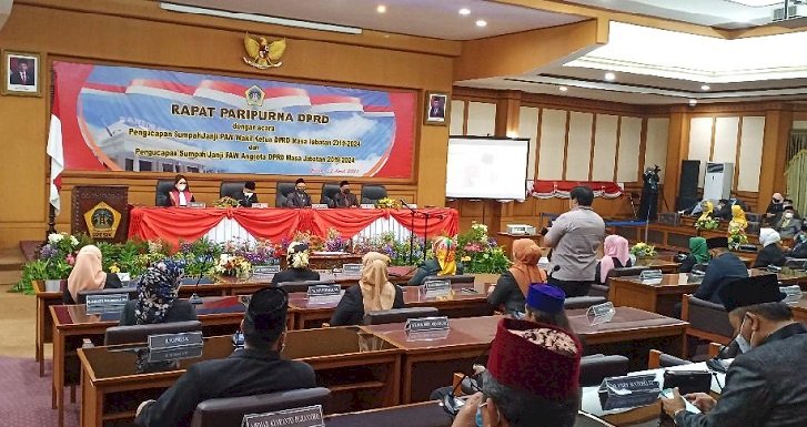 Dua Sidang Pleno DPRD Gresik: Tetapkan Nur Saidah Wakil Ketua dan Atek Anggota