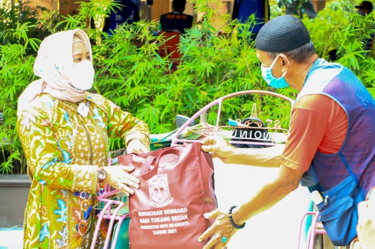 Jelang Lebaran, Ning Ita Salurkan Bansos di Tengah Pandemi