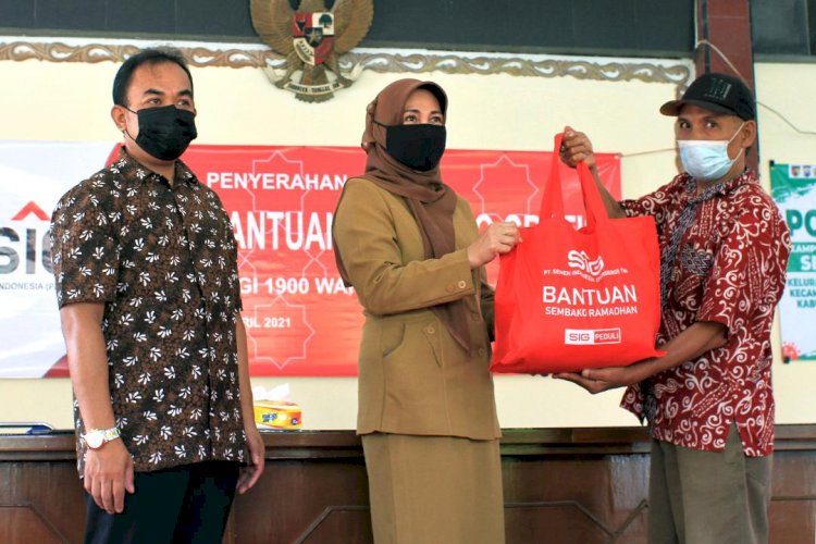 SIG Bagikan 1.900 Paket Sembako  di 9 Kelurahan di Gresik