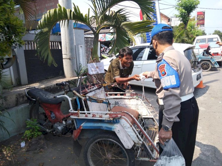 Polresta Sidoarjo Gencarkan Lagi Bagi-Bagi Masker