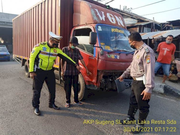 Keluar SPBU, Truk Tabrak Motor