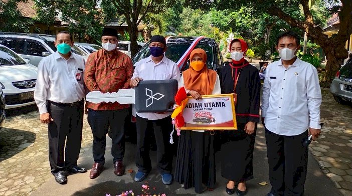 Bank Jatim Tuban Apresiasi Nasabah Setia, Serahkan Mobil Expander pada Guru SMPN I Merakurak