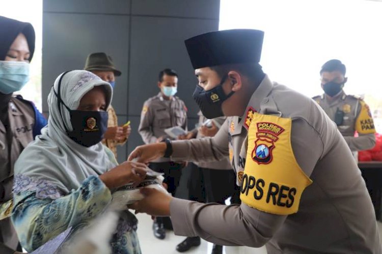 Polres Mojokerto Bagikan Zakat Fitrah