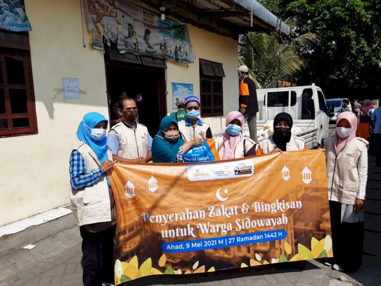 Smamda Bagikan Ratusan Bingkisan ke Warga