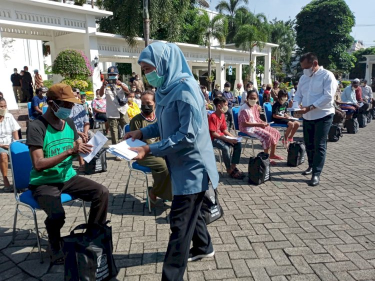 Ratusan masyarakat kurang mampu dapat sembako dari Gubernur