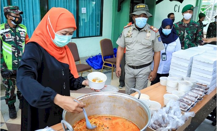 Obati Rindu PMI Jatim, Gubernur Khofifah Ajak Makan Bersama  Ketupat Sayur dan Lepet di Asrama Haji 