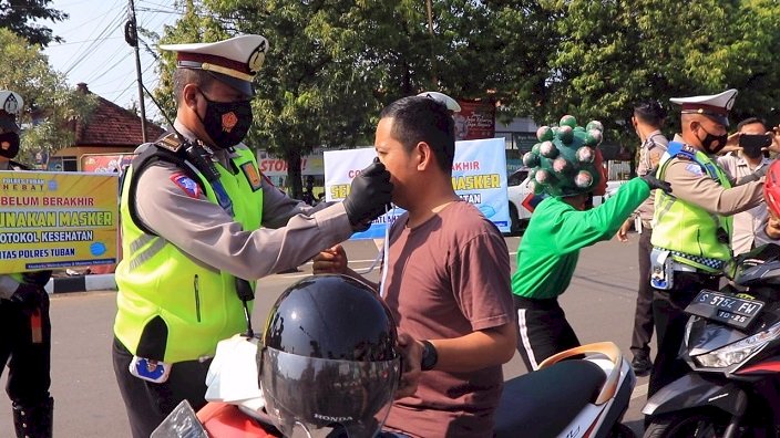 Gelar Aksi Teatrikal, Polres Tuban Ingatkan Covid-19 Masih Mengancam