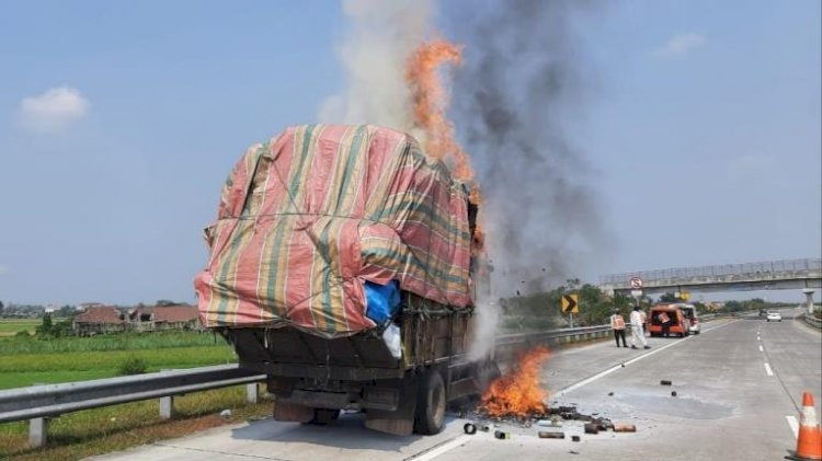 Truk Muat Kertas Terbakar di Tol Jombang